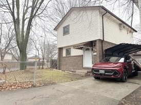 8401 Darlington Crescent in Windsor, ON - Building Photo