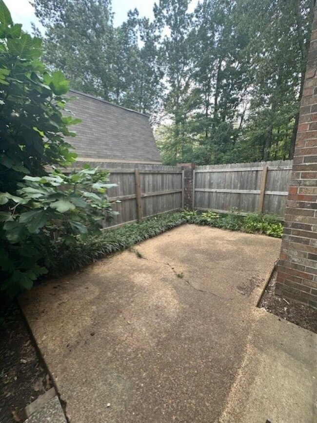 6633 Poplar Woods Cir E in Memphis, TN - Building Photo - Building Photo