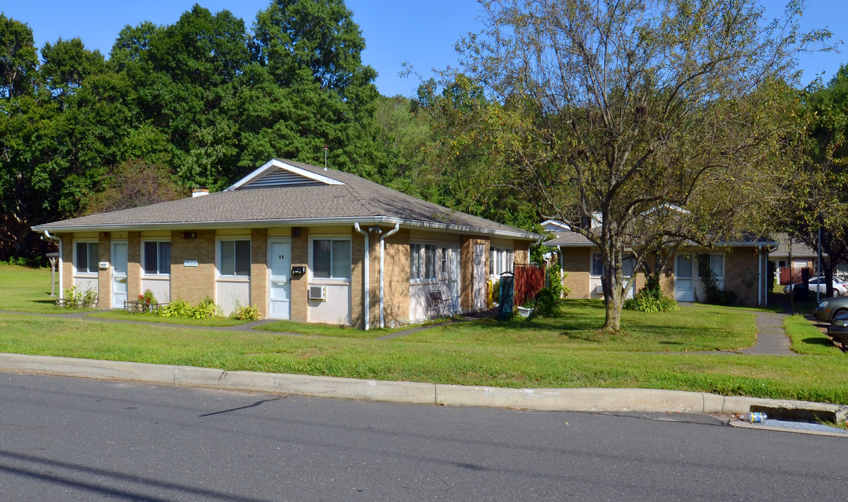 Pine Tree Apartments in Fairfield, CT - Foto de edificio