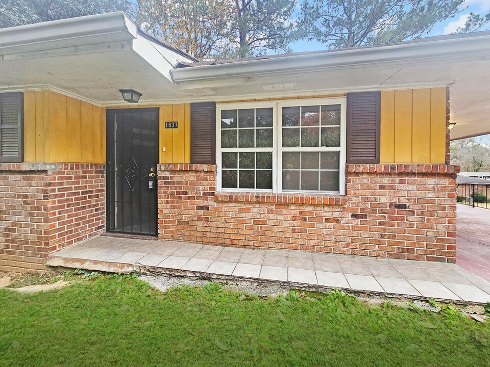 1637 Barrett Dr NW in Atlanta, GA - Building Photo