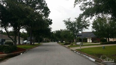 5721 Dunbar Cir in Milton, FL - Foto de edificio - Building Photo