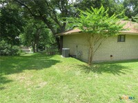 900 Boenig St in Seguin, TX - Foto de edificio - Building Photo