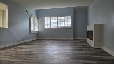 21620 Burbank Blvd, Unit 23 in Woodland Hills, CA - Building Photo - Building Photo