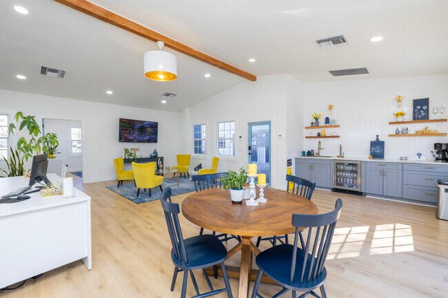 Pine Tree Apartments in Tampa, FL - Building Photo - Lobby