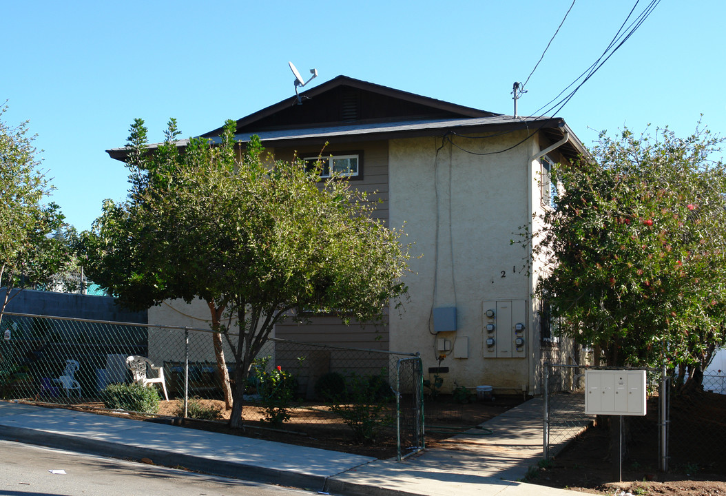 421 N Vine St in Fallbrook, CA - Building Photo