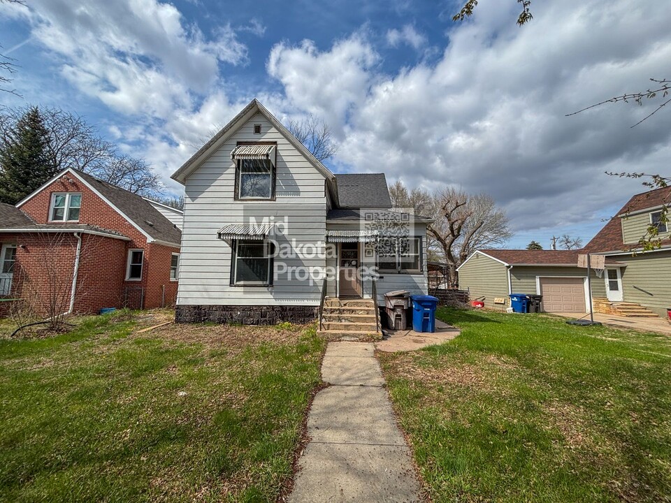 502 E 3rd Ave in Mitchell, SD - Building Photo