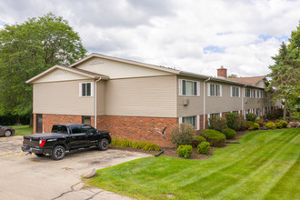 Country Aire Apartments in Hartland, WI - Foto de edificio - Building Photo