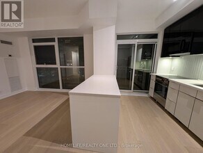 33 Shore Breeze Dr in Toronto, ON - Building Photo - Building Photo