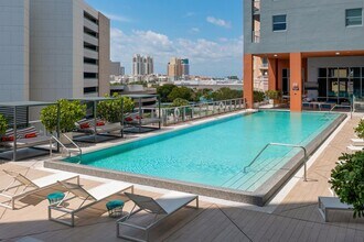 Motion at Dadeland in Miami, FL - Foto de edificio - Building Photo
