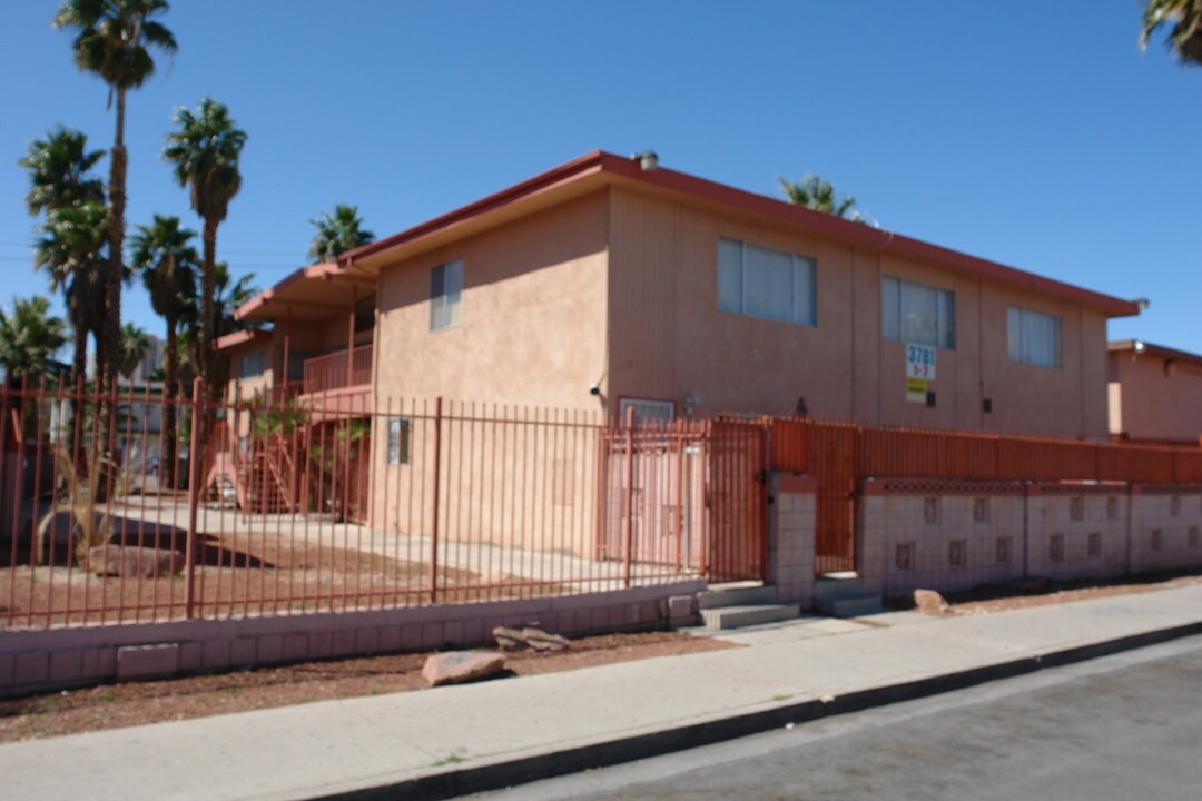 3781 Royal Crest St in Las Vegas, NV - Foto de edificio