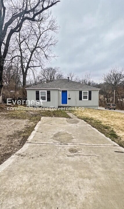 700 S Savage St in Independence, MO - Foto de edificio