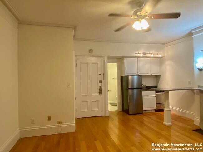 65 Charles St, Unit 1 in Boston, MA - Foto de edificio - Building Photo