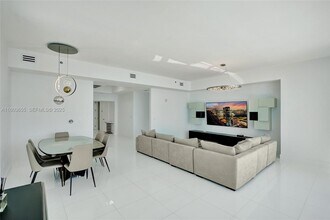 15811 Collins Ave in North Miami Beach, FL - Foto de edificio - Building Photo