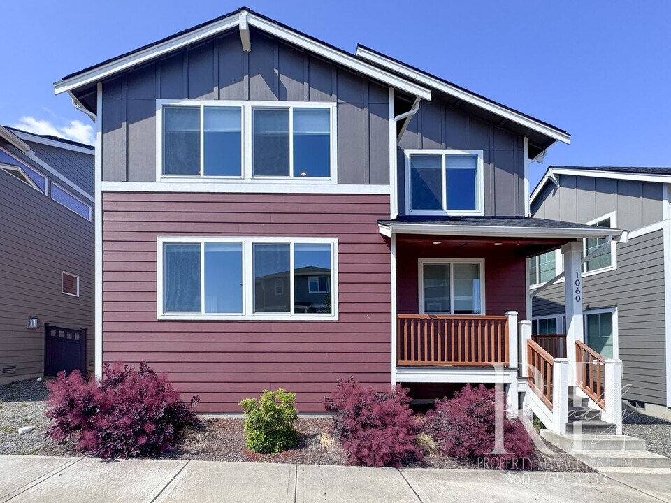 1060 Banyan St in Bremerton, WA - Building Photo