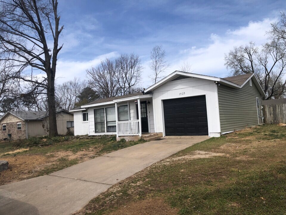 1525 Acorn Dr in Rogers, AR - Building Photo