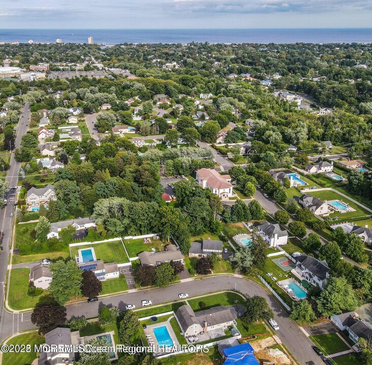 9 Harbor Ct in West Long Branch, NJ - Building Photo