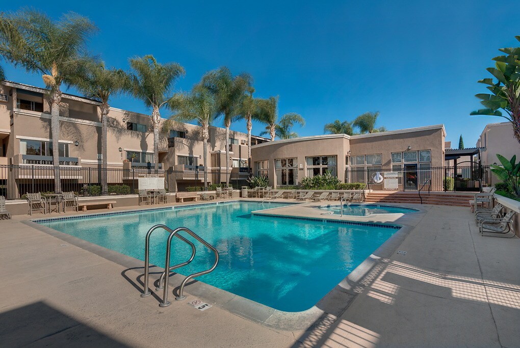 Villa Siena in Costa Mesa, CA - Foto de edificio