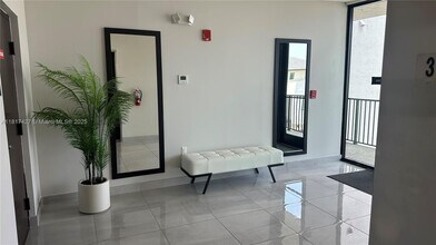 8001 NW 41st St in Doral, FL - Building Photo - Building Photo