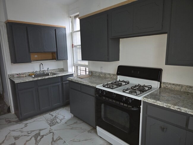 2519 Curtis St, Unit 2 in East Elmhurst, NY - Building Photo - Building Photo