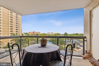 307 Yoakum Pkwy, Unit 519 in Alexandria, VA - Building Photo - Building Photo