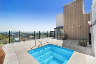 Skyview Sunset in Los Angeles, CA - Foto de edificio - Building Photo