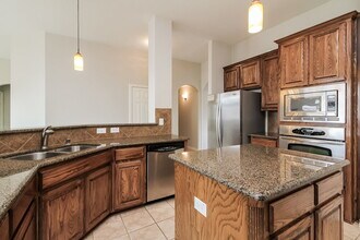 211 Gatehouse Dr in Red Oak, TX - Building Photo - Building Photo