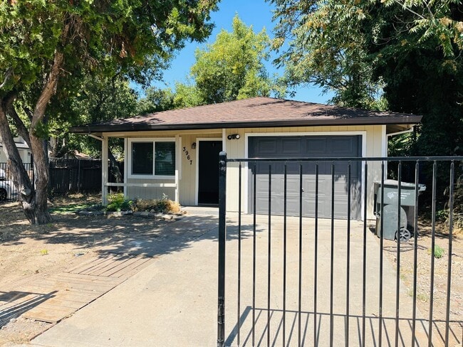 3967 8th Ave in Sacramento, CA - Building Photo - Building Photo