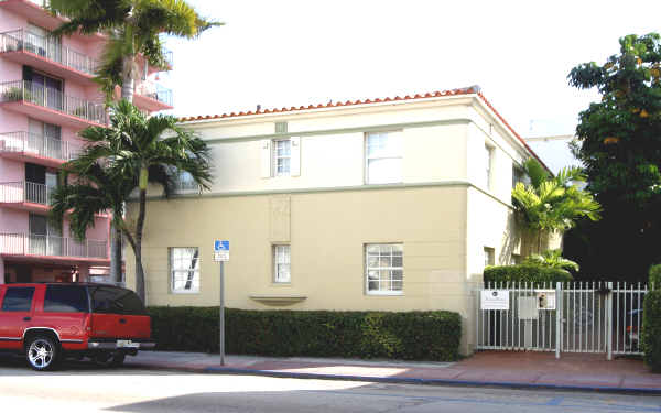 1233 Collins Ave in Miami Beach, FL - Building Photo - Building Photo