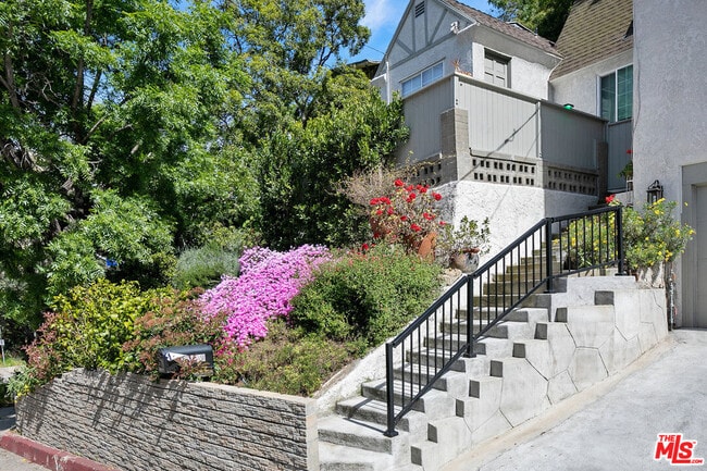 2059 Laurel Canyon Blvd in Los Angeles, CA - Building Photo - Building Photo