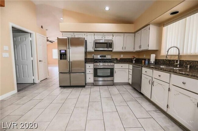 7330 Clearwater Cir in Las Vegas, NV - Building Photo - Building Photo