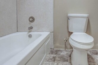 Creekside Apartments in Sacramento, CA - Building Photo - Building Photo