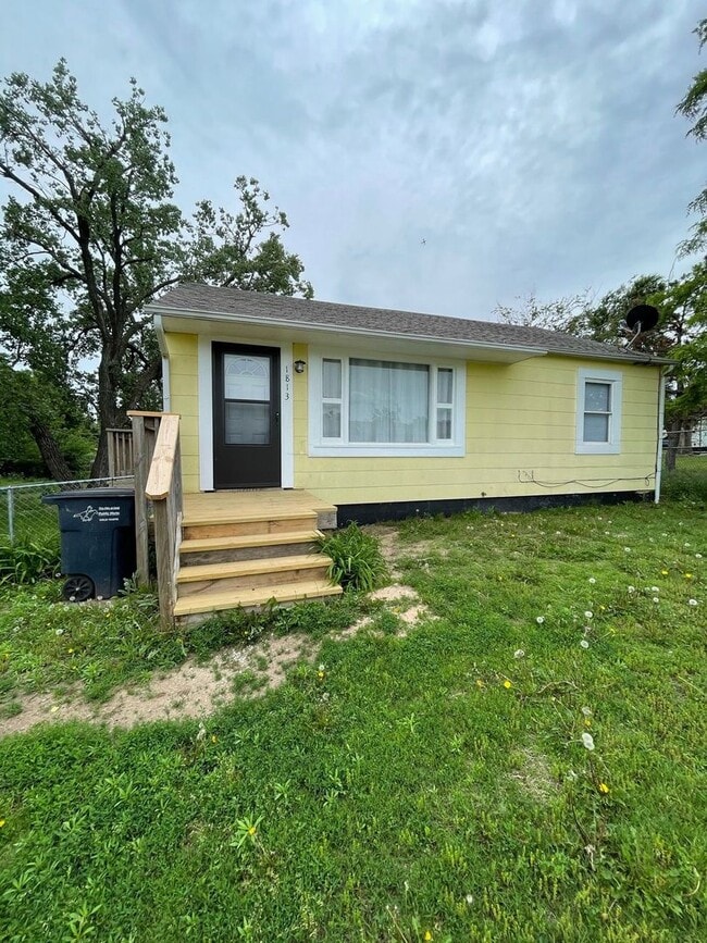 property at 1813 E Chestnut Ave