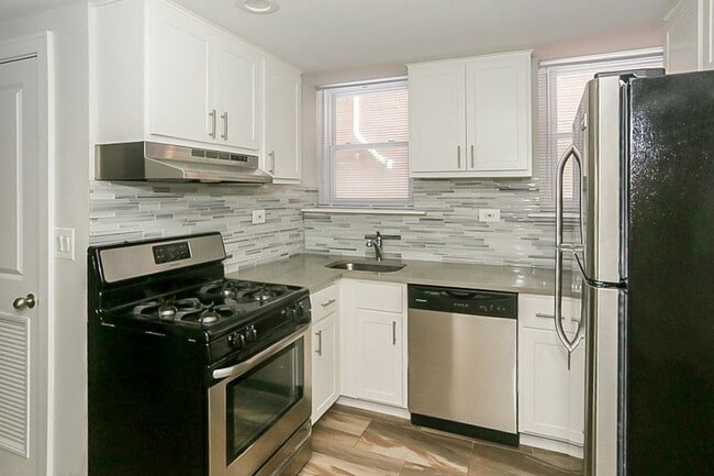 2326 N Southport Ave in Chicago, IL - Building Photo - Building Photo