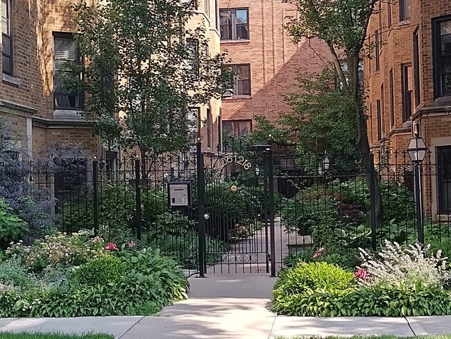 property at 1216 W Jarvis Ave