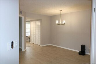 301 SW South River Dr in Stuart, FL - Building Photo - Building Photo