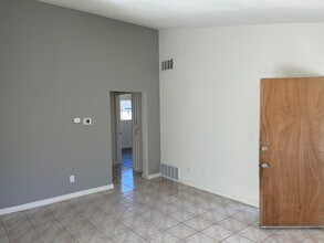 33072 Esther St-Unit -Unit B in Lake Elsinore, CA - Foto de edificio - Building Photo