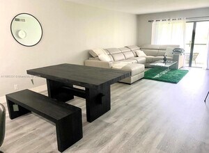 432 Lakeview Dr in Weston, FL - Building Photo - Building Photo