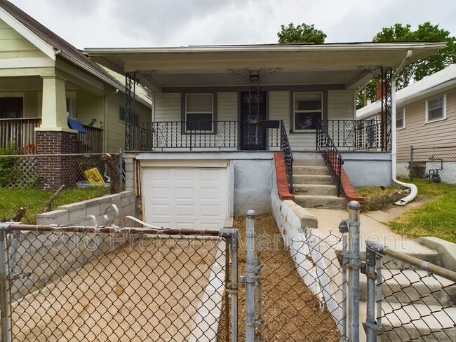 3032 Elmwood Ave in Kansas City, MO - Building Photo - Building Photo