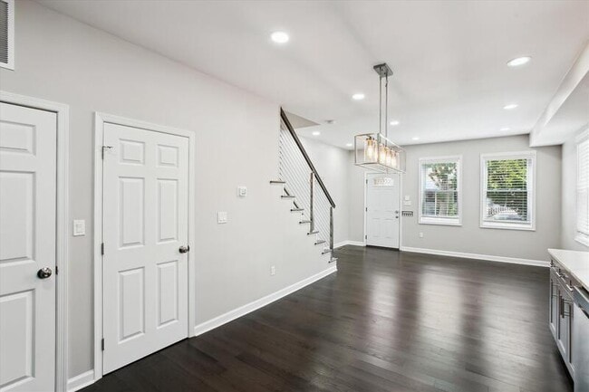 526 Roxboro Pl NW in Washington, DC - Building Photo - Building Photo