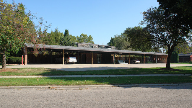 Cambridge Manor in Lansing, MI - Building Photo - Building Photo