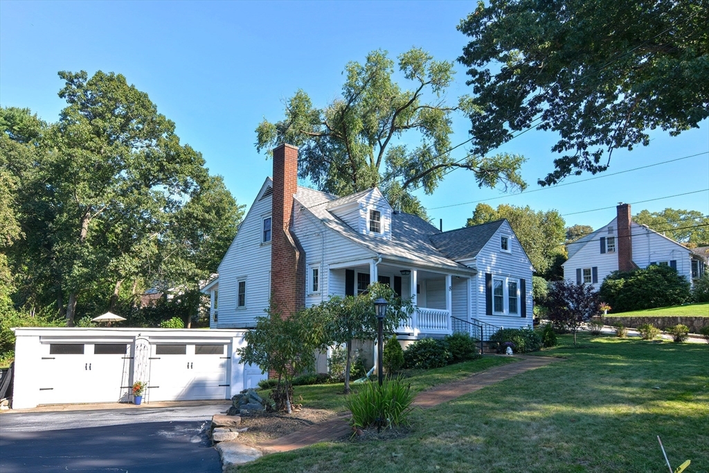 8 Central St in Southborough, MA - Building Photo