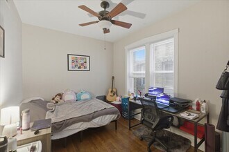 1042 N Kedzie Ave in Chicago, IL - Building Photo - Building Photo