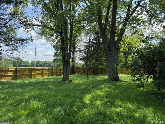 1538 Albany Post Rd in Gardiner, NY - Building Photo - Building Photo