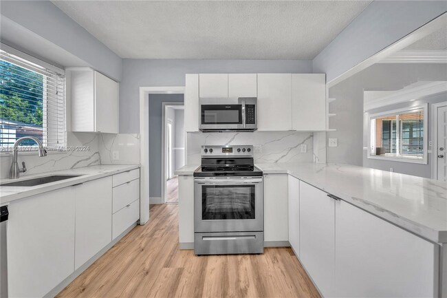 2001 SW 37th Ave in Miami, FL - Building Photo - Building Photo