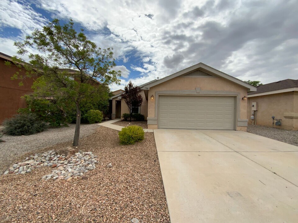 7708 Eagle Ave NW in Albuquerque, NM - Building Photo
