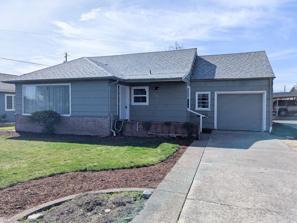 1167 SE Fenton St in Dallas, OR - Building Photo