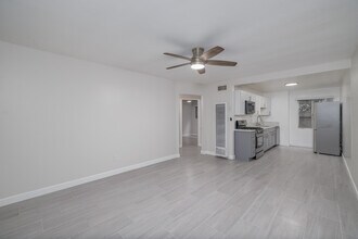 Golden Grove Manor in San Diego, CA - Foto de edificio - Interior Photo