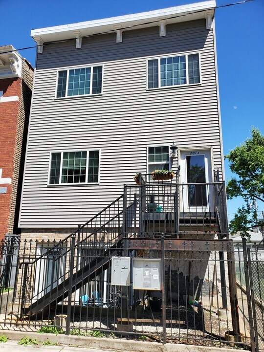 2014 W Superior St in Chicago, IL - Building Photo