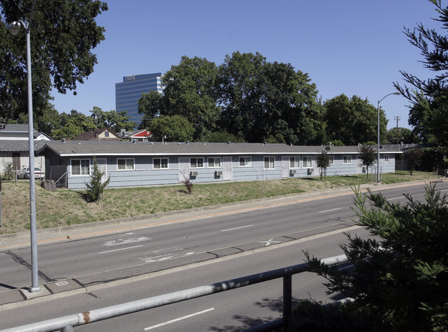 Leisure Oaks in West Sacramento, CA - Building Photo - Building Photo