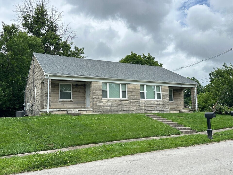 387-389-389 Manhattan Dr in Lexington, KY - Building Photo